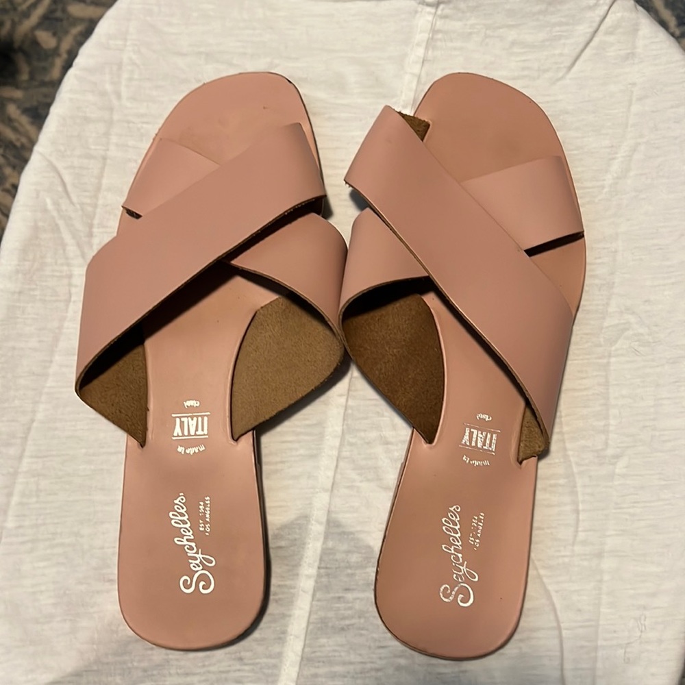 Light pink leather Seychelles sandals